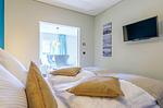 Ferienwohnung Achterndieck Ostseebad Wustrow - ZweiWasser Alte Seefahrtschule Schlafzimmer mit TV - Achterndieck - Top-Hundeurlaub