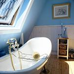 Badezimmer mit Badewanne im Ferienhaus Villa Lilla in Viserum Småland - Villa Lilla - Top-Hundeurlaub