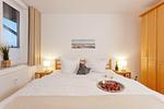 Schlafzimmer - Ferienwohnung Auszeit nur 100 m zum Strand mit Balkon - Top-Hundeurlaub