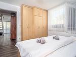 Schlafzimmer mit Doppelbett und Kleiderschrank - Wohnung 3-55 - Top-Hundeurlaub