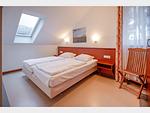 Schlafzimmer - Komfort Ferienwohnung mit 2 Schlafzimmern und Balkon im Dachgeschoss (031) - Top-Hundeurlaub