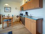 Küche / Küchenzeile - Komfort Ferienwohnung mit 1 Schlafzimmer und Balkon im Dachgeschoss (023) - Top-Hundeurlaub