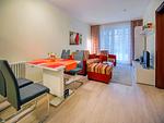 Wohnzimmer - Komfortplus Ferienwohnung mit 1 Schlafzimmer und Terrasse im Erdgeschoss (042) - Top-Hundeurlaub