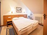 Schlafzimmer - Komfort Ferienwohnung mit 1 Schlafzimmer und Balkon im Dachgeschoss (083) - Top-Hundeurlaub