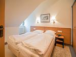 Schlafzimmer - Budget Ferienwohnung mit 1 Schlafzimmer und Balkon im Dachgeschoss (110) - Top-Hundeurlaub