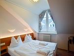 Schlafzimmer - Komfortplus Ferienwohnung mit 1 Schlafzimmer und Balkon im Dachgeschoss (147) - Top-Hundeurlaub