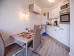 Küche / Küchenzeile - Komfortplus Ferienwohnung mit 1 Schlafzimmer und Balkon im Dachgeschoss (173) - Top-Hundeurlaub