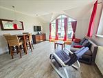 Wohnzimmer - Komfortplus Ferienwohnung mit 1 Schlafzimmer und Balkon im Dachgeschoss (231) - Top-Hundeurlaub