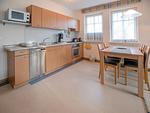 Küche / Küchenzeile - Komfort Ferienwohnung mit 1 Schlafzimmer und Terrasse im Erdgeschoss (224) - Top-Hundeurlaub