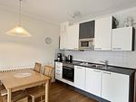 Küche / Küchenzeile - Komfortplus Ferienwohnung mit 1 Schlafzimmer und Balkon im Dachgeschoss (247) - Top-Hundeurlaub