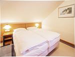 Schlafzimmer - Komfort Ferienwohnung mit 2 Schlafzimmern und Balkon im Dachgeschoss (260) - Top-Hundeurlaub