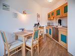 Küche / Küchenzeile - Komfort Ferienwohnung mit 1 Schlafzimmer und Balkon im Dachgeschoss (283) - Top-Hundeurlaub