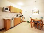 Küche / Küchenzeile - Komfort Ferienwohnung mit 1 Schlafzimmer und Balkon im Obergeschoss (300) - Top-Hundeurlaub