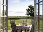 Terrasse - Luxus Reetdachvilla mit 3 Schlafzimmern, Sauna und Kamin (E07) - Top-Hundeurlaub