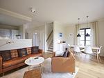Wohnzimmer - Premium Reetdachvilla mit 3 Schlafzimmern, Sauna und Kamin (E16) - Top-Hundeurlaub