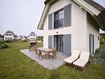 Terrasse - Premium Reetdachvilla mit 2 Schlafzimmern, Sauna und Kamin (E25) - Top-Hundeurlaub