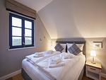 Schlafzimmer - Premium Reetdachvilla mit 3 Schlafzimmern, Sauna und Kamin (F10) - Top-Hundeurlaub