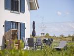 Terrasse - Premium Reetdachvilla mit 3 Schlafzimmern, Sauna und Kamin (F10) - Top-Hundeurlaub
