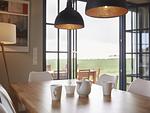 Wohnzimmer - Luxus Reetdachvilla mit 3 Schlafzimmern, Sauna und Kamin (F12) - Top-Hundeurlaub