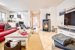 Wohnbereich mit Kamin und Blick zur Küche - Haus Leni - Top-Hundeurlaub