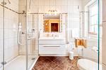 Badezimmer mit Dusche im Erdgeschoss - Haus Leni - Top-Hundeurlaub
