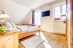 Schlafzimmer mit Doppelbett und TV - Haus Leni - Top-Hundeurlaub