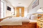 Schlafzimmer mit Doppelbett, TV und Kleiderschrank - Haus Leni - Top-Hundeurlaub