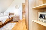 Schlafzimmer mit Einzelbett und Kleiderschrank - Haus Leni - Top-Hundeurlaub