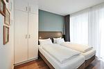 Schlafzimmer mit Doppelbett und Kleiderschrank - Deichhäuser Anna Küste 3-23 - Top-Hundeurlaub