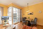 Wohn-Essbereich mit Esstisch und Sitzgelegenheit - Apartmenthaus Atlantik 007 - Top-Hundeurlaub