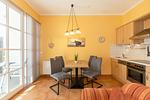 Wohn-Essbereich mit Esstisch und Sitzgelegenheit - Apartmenthaus Atlantik 007 - Top-Hundeurlaub