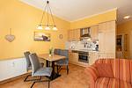 Wohn-Essbereich mit Couch und Küchenzeile - Apartmenthaus Atlantik 007 - Top-Hundeurlaub