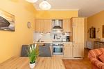 Küchenzeile mit Esstisch und Sitzgelegenheit - Apartmenthaus Atlantik 007 - Top-Hundeurlaub