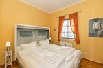 Schlafzimmer mit Doppelbett - Apartmenthaus Atlantik 007 - Top-Hundeurlaub