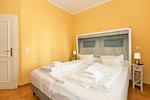 Schlafzimmer mit Doppelbett - Apartmenthaus Atlantik 007 - Top-Hundeurlaub