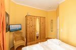 Schlafzimmer mit Doppelbett - Apartmenthaus Atlantik 007 - Top-Hundeurlaub