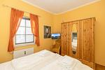 Schlafzimmer mit Doppelbett - Apartmenthaus Atlantik 007 - Top-Hundeurlaub