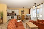 Wohn-Essbereich mit Couch und Küchenzeile - Apartmenthaus Atlantik 411 - Top-Hundeurlaub