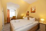 Schlafzimmer mit Doppelbett - Apartmenthaus Atlantik 411 - Top-Hundeurlaub