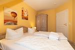 Schlafzimmer mit Doppelbett - Apartmenthaus Atlantik 411 - Top-Hundeurlaub