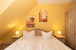 Schlafzimmer mit Doppelbett - Apartmenthaus Atlantik 411 - Top-Hundeurlaub