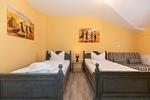 Schlafzimmer mit zwei Einzelbetten - Apartmenthaus Atlantik 411 - Top-Hundeurlaub