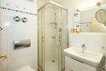 Badezimmer mit Dusche und Waschtisch - Strand-Park 101 - Top-Hundeurlaub