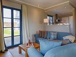 Wohnzimmer - Premium Reetdachvilla mit 3 Schlafzimmern, Sauna und Kamin (F19) - Top-Hundeurlaub