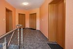 Fassade / Eingang - Ferienwohnung Sonnenblick mit Balkon und nur 800 m zum Strand - Top-Hundeurlaub
