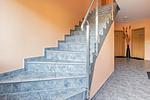 Fassade / Eingang - Ferienwohnung Sonnenblick mit Balkon und nur 800 m zum Strand - Top-Hundeurlaub