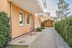 Fassade / Eingang - Ferienwohnung Sonnenblick mit Balkon und nur 800 m zum Strand - Top-Hundeurlaub