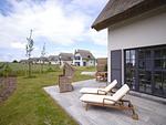 Terrasse - LuxusPlus Reetdachvilla mit 4 Schlafzimmern, Außensauna, Loungebereich und Kamin (G07) - Top-Hundeurlaub