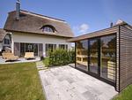 Terrasse - LuxusPlus Reetdachvilla mit 4 Schlafzimmern, Außensauna, Loungebereich und Kamin (H06) - Top-Hundeurlaub