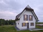 Hauptansicht - Luxus Reetdachvilla mit 3 Schlafzimmern, Sauna und Kamin (H07) - Top-Hundeurlaub